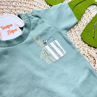 Conj Camiseta Verde Girafa e Hipopotamo e Short Listrado 